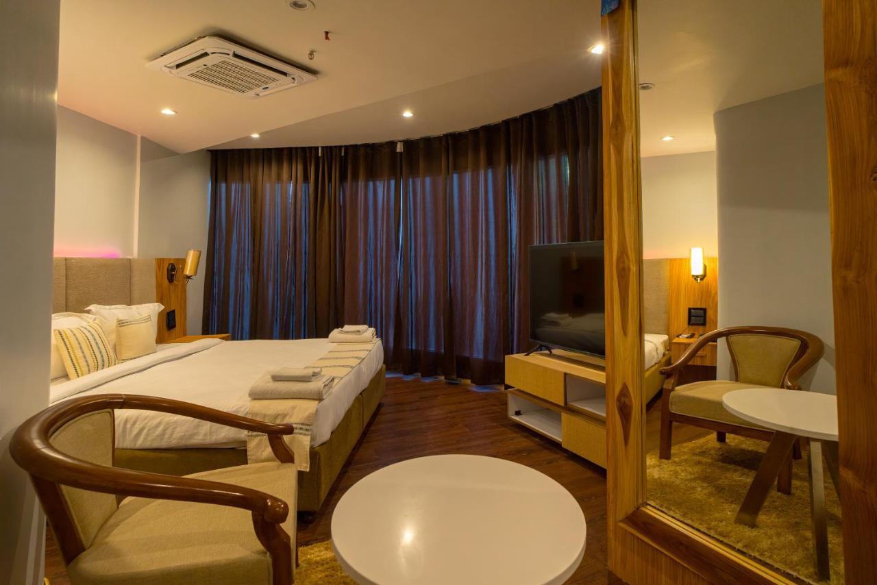 Emerald Hotel Āīzawl エクステリア 写真